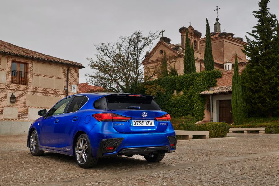  Lexus CT200h F-Sport 2017 года  (WW) (фото 9 из 25)